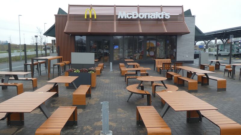 Bestand:McDonalds buitenruimte.JPG