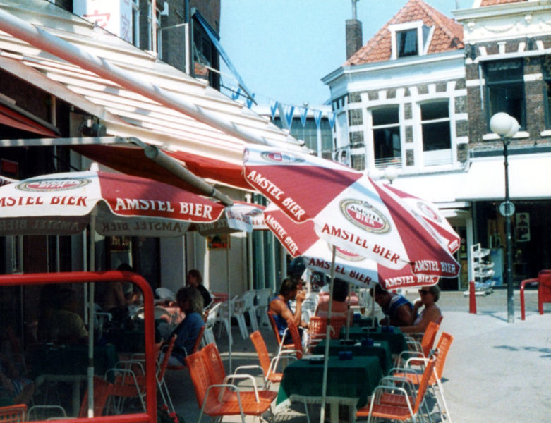 Bestand:Internationaal terras zijkant.jpg