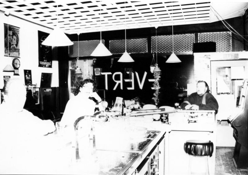 Bestand:Evert bar rechts Willem.jpg