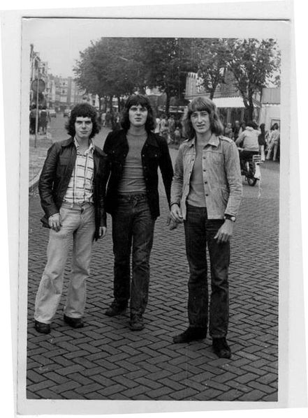 Bestand:Ta Ka Toe trio kermis.jpg