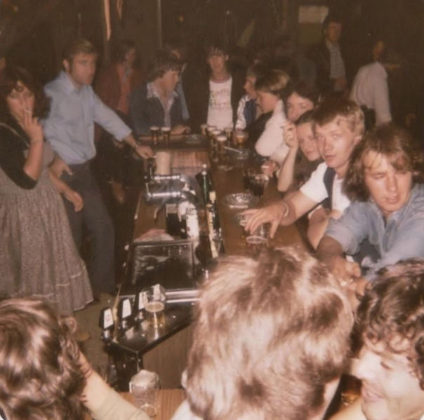 Bestand:Ta Ka Toe aan de bar.jpg