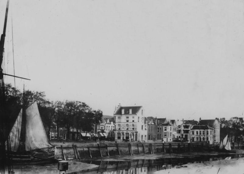 Bestand:Universel en haven ca. 1900.jpg