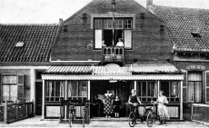 Kanaalstraat cafe wed. Suurmond ca. 1920.jpg