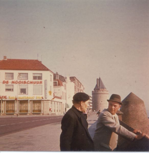 Bestand:Hooischuur mannen 1975.jpg