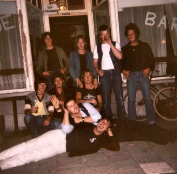 Bestand:Ta Ka Toe groep voordeur.jpg